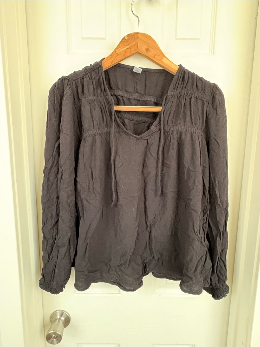 Old Navy Long-Sleeve Peasant Blouse in Charcoal Gray